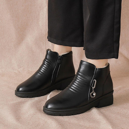 新款冬季加绒中老年短靴平底大码女鞋子防滑妈妈棉鞋软底女式皮鞋 商品图2