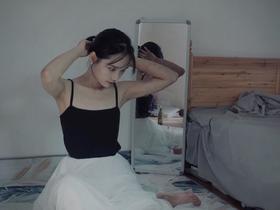 裙型蓬松而不显腰胯~