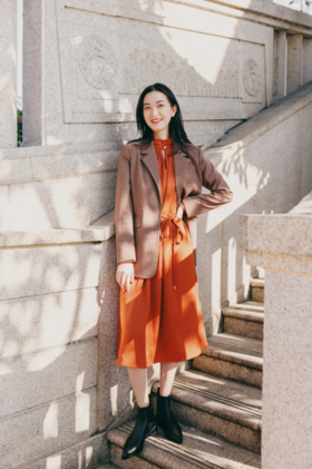  赤陶色连衣裙搭配枫糖色的西装外套，大方优雅
