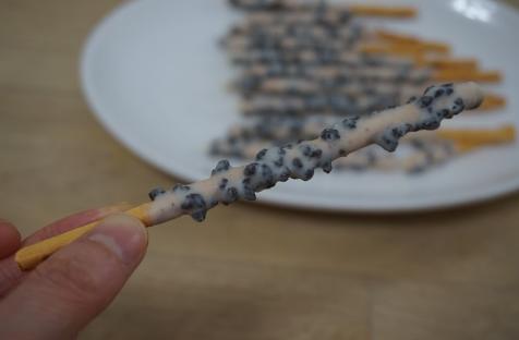 乐天派派乐曲巧克力味饼干棒32g롯데빼빼로화이트쿠키32g 商品图3