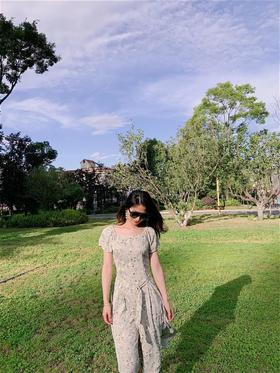 方领连衣裙超级爱了，面料舒服到不想脱下来哈哈