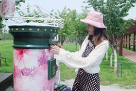 这条裙子很经典，配个白色外搭也很好看。