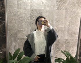 领口、衣身和袖口都有精致的蕾丝装饰，尽显复古优雅