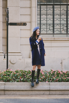 学院风针织衫搭配针织双面呢大衣，时髦又减龄！