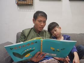 《皮皮捉迷藏》读完绘本，孩子们嚷嚷着：“爸爸，再读一遍，再读一遍！