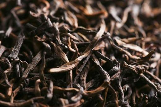 品质熟茶推荐：1996年勐海普洱金针（宫廷）。此茶的选料精细，多为芽头，经过多年的转化，茶叶表面呈金黄色金芽显露，纯干仓放下来的陈香浓郁，滋味浓醇，条索形美，汤色红浓明亮，内涵丰富，香高味浓，生津回甘 商品图7