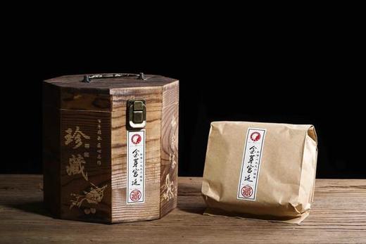 品质熟茶推荐：1996年勐海普洱金针（宫廷）。此茶的选料精细，多为芽头，经过多年的转化，茶叶表面呈金黄色金芽显露，纯干仓放下来的陈香浓郁，滋味浓醇，条索形美，汤色红浓明亮，内涵丰富，香高味浓，生津回甘 商品图9