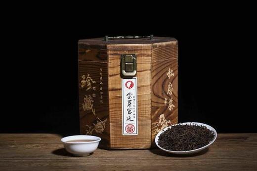 品质熟茶推荐：1996年勐海普洱金针（宫廷）。此茶的选料精细，多为芽头，经过多年的转化，茶叶表面呈金黄色金芽显露，纯干仓放下来的陈香浓郁，滋味浓醇，条索形美，汤色红浓明亮，内涵丰富，香高味浓，生津回甘 商品图4