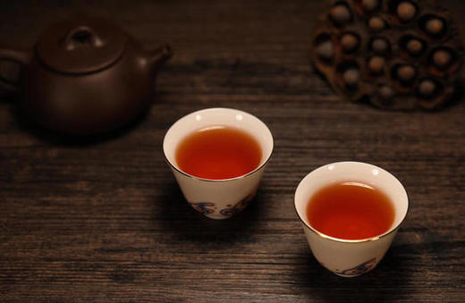 品质熟茶推荐：1996年勐海普洱金针（宫廷）。此茶的选料精细，多为芽头，经过多年的转化，茶叶表面呈金黄色金芽显露，纯干仓放下来的陈香浓郁，滋味浓醇，条索形美，汤色红浓明亮，内涵丰富，香高味浓，生津回甘 商品图8