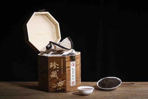 品质熟茶推荐：1996年勐海普洱金针（宫廷）。此茶的选料精细，多为芽头，经过多年的转化，茶叶表面呈金黄色金芽显露，纯干仓放下来的陈香浓郁，滋味浓醇，条索形美，汤色红浓明亮，内涵丰富，香高味浓，生津回甘 商品图1