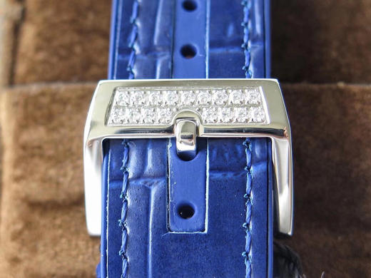 （升级）ZF蔚蓝之作—— 法兰克，法穆兰MEN'S COLLECTION系列V45游艇腕表优雅蓝色魅影 扬帆展航！ 【精彩细节】 1.腕表尺寸45毫米。微弧式枕型表壳优雅贴手，表壳由内外八个配件组合一 商品图13