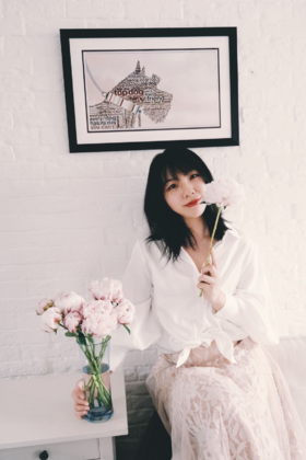 把之前买的白衬衫又穿起来在家拍照啦！