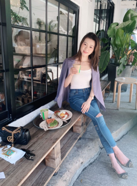 这是一抹清新温柔的颜色~配上牛仔裤又带有时尚休闲的随意感