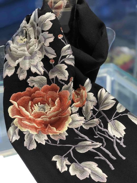 优品堂《花开富贵》羊毛刺绣披肩围巾 商品图4