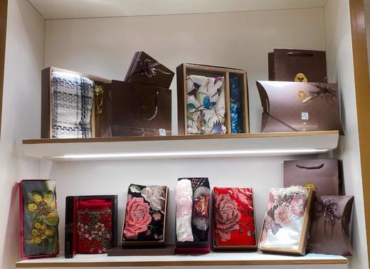 优品堂《花开富贵》羊毛刺绣披肩围巾 商品图0