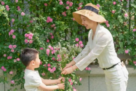  这款双排扣西装搭配白色牛仔裤，十分优雅大方~