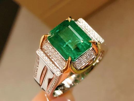 特惠【祖母绿男戒】不议价 h款式大牌,18k镶嵌 档次展露无遗 主石3.