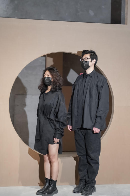 十点睡觉有限实验室X张宇飞   亚麻缎不对称黑衬衣(别针款） 商品图6