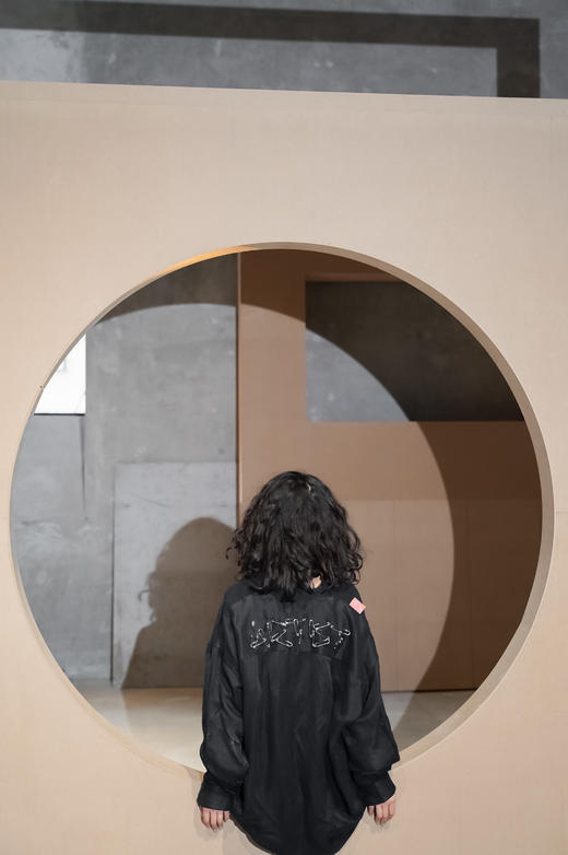 十点睡觉有限实验室X张宇飞   亚麻缎不对称黑衬衣(别针款） 商品图5