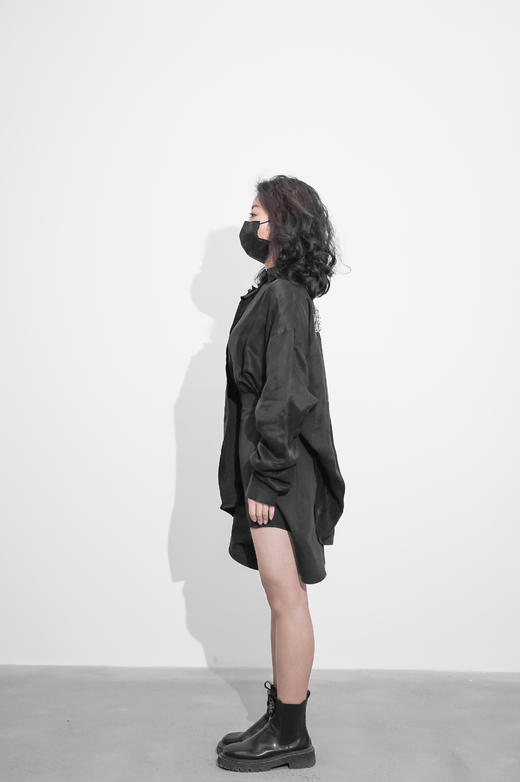 十点睡觉有限实验室X张宇飞   亚麻缎不对称黑衬衣(别针款） 商品图3