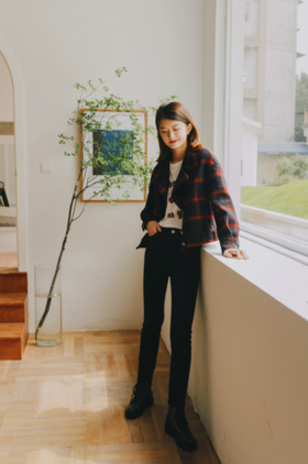 背后是金属拉链设计，十分独特有个性！