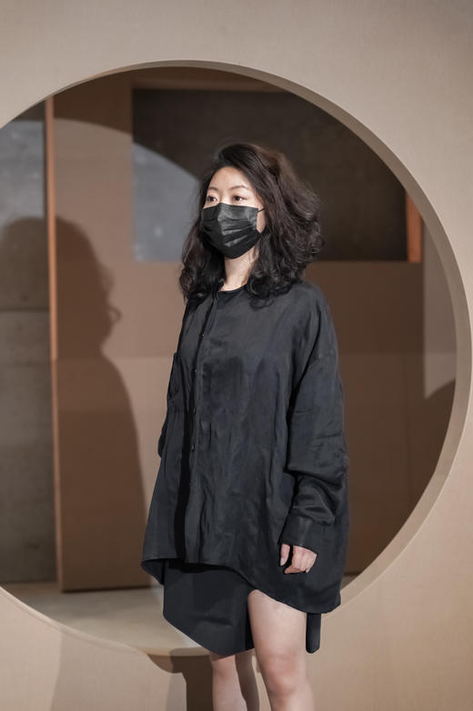 十点睡觉有限实验室X张宇飞   亚麻缎不对称黑衬衣(别针款） 商品图0