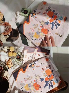 内页的插画和小贴纸可以说是完全的惊喜