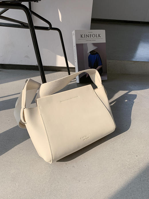 2021底-7折 不退换 THS 12.26-限时 小众品牌 everlane 女士纯色 斜跨包 三色可选 CQ1086 商品图0
