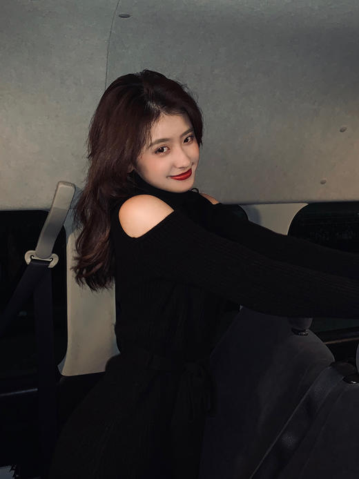 amiu 服饰 滕雨佳高领漏肩针织连衣裙