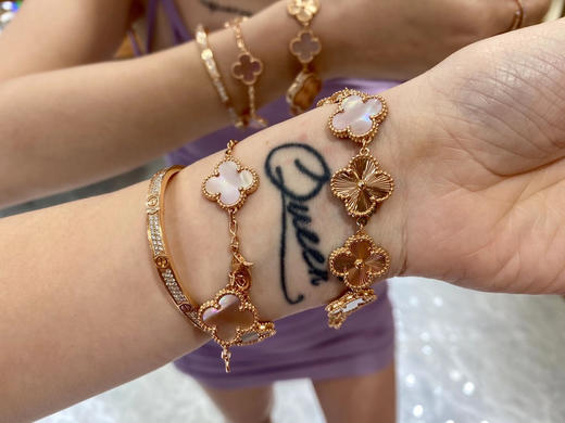 梵克雅宝 四叶草🍀小幸运 粉贝母来了 18k玫瑰金加大家喜爱的镭射纹 好多美女都在求快快出货 哈哈哈 我真的有听到大家的心声 商品图5