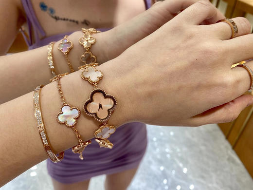 梵克雅宝 四叶草🍀小幸运 粉贝母来了 18k玫瑰金加大家喜爱的镭射纹 好多美女都在求快快出货 哈哈哈 我真的有听到大家的心声 商品图1