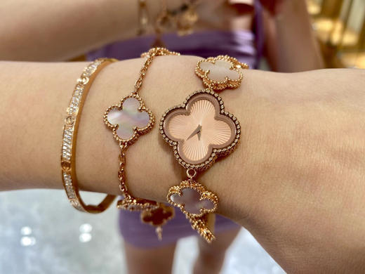 梵克雅宝 四叶草🍀小幸运 粉贝母来了 18k玫瑰金加大家喜爱的镭射纹 好多美女都在求快快出货 哈哈哈 我真的有听到大家的心声 商品图3