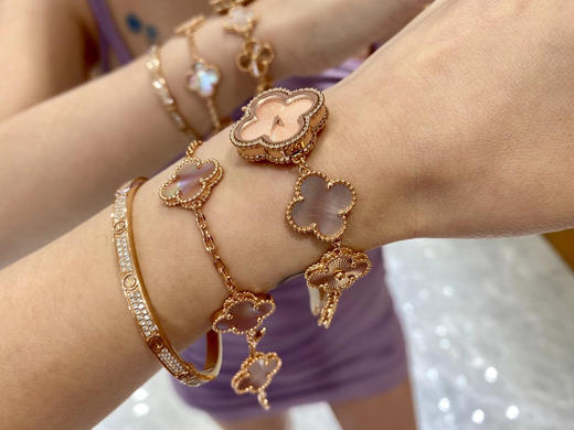 梵克雅宝 四叶草🍀小幸运 粉贝母来了 18k玫瑰金加大家喜爱的镭射纹 好多美女都在求快快出货 哈哈哈 我真的有听到大家的心声 商品图4