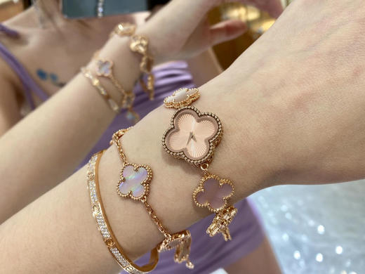 梵克雅宝 四叶草🍀小幸运 粉贝母来了 18k玫瑰金加大家喜爱的镭射纹 好多美女都在求快快出货 哈哈哈 我真的有听到大家的心声 商品图0