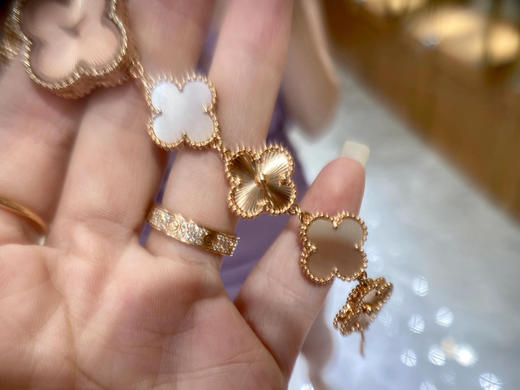 梵克雅宝 四叶草🍀小幸运 粉贝母来了 18k玫瑰金加大家喜爱的镭射纹 好多美女都在求快快出货 哈哈哈 我真的有听到大家的心声 商品图8