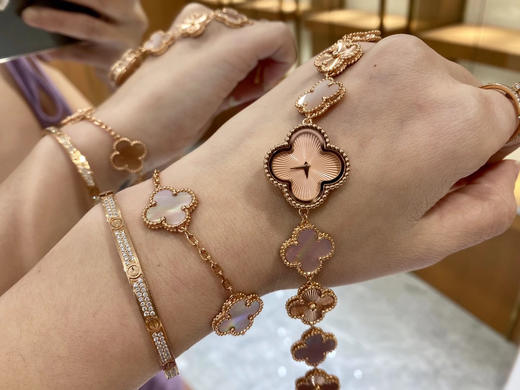 梵克雅宝 四叶草🍀小幸运 粉贝母来了 18k玫瑰金加大家喜爱的镭射纹 好多美女都在求快快出货 哈哈哈 我真的有听到大家的心声 商品图6