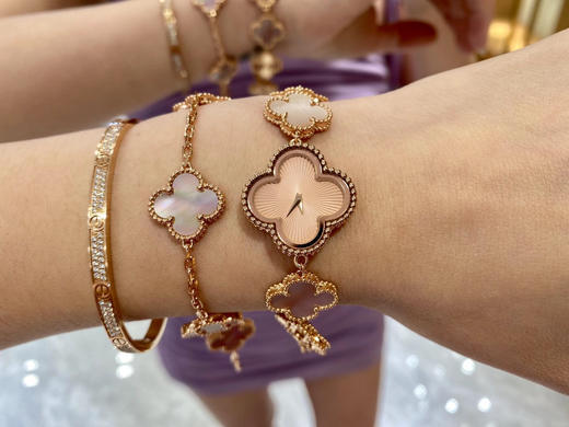 梵克雅宝 四叶草🍀小幸运 粉贝母来了 18k玫瑰金加大家喜爱的镭射纹 好多美女都在求快快出货 哈哈哈 我真的有听到大家的心声 商品图2