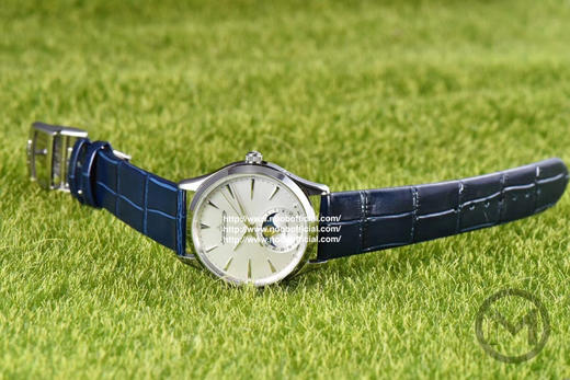 星月交辉 积善成家
IM新晋女神——积家月相大师 字面采用高温纯银镀铬尽显女神肤色光泽，太妃型指针犹如女神芊芊玉指点缀在镀银表盘优雅高贵，18*16mm蓝/红色表带 商品图5