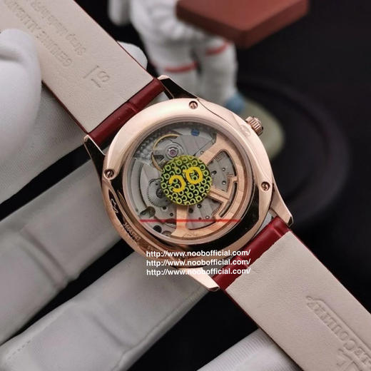 星月交辉 积善成家
IM新晋女神——积家月相大师 字面采用高温纯银镀铬尽显女神肤色光泽，太妃型指针犹如女神芊芊玉指点缀在镀银表盘优雅高贵，18*16mm蓝/红色表带 商品图8