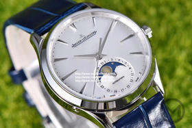 星月交辉 积善成家
IM新晋女神——积家月相大师 字面采用高温纯银镀铬尽显女神肤色光泽，太妃型指针犹如女神芊芊玉指点缀在镀银表盘优雅高贵，18*16mm蓝/红色表带