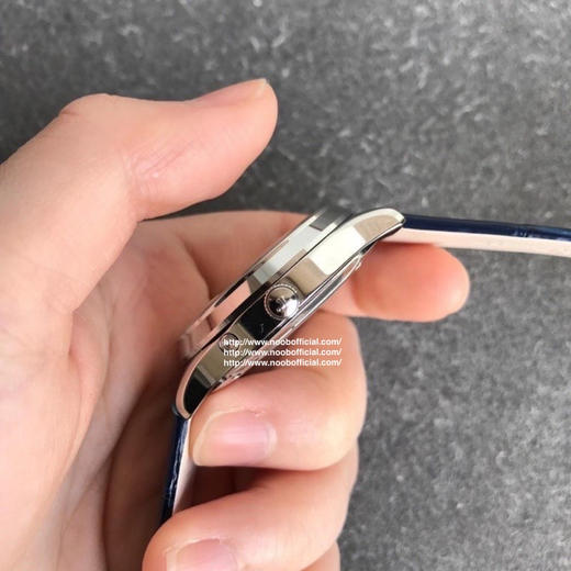 星月交辉 积善成家
IM新晋女神——积家月相大师 字面采用高温纯银镀铬尽显女神肤色光泽，太妃型指针犹如女神芊芊玉指点缀在镀银表盘优雅高贵，18*16mm蓝/红色表带 商品图14