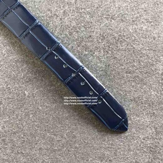 星月交辉 积善成家
IM新晋女神——积家月相大师 字面采用高温纯银镀铬尽显女神肤色光泽，太妃型指针犹如女神芊芊玉指点缀在镀银表盘优雅高贵，18*16mm蓝/红色表带 商品图9