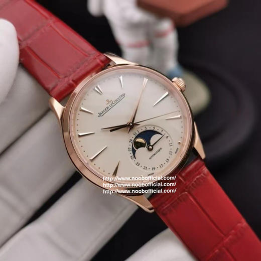 星月交辉 积善成家
IM新晋女神——积家月相大师 字面采用高温纯银镀铬尽显女神肤色光泽，太妃型指针犹如女神芊芊玉指点缀在镀银表盘优雅高贵，18*16mm蓝/红色表带 商品图12