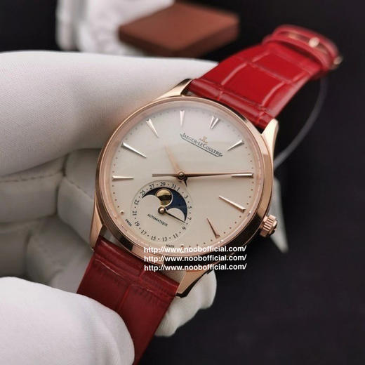 星月交辉 积善成家
IM新晋女神——积家月相大师 字面采用高温纯银镀铬尽显女神肤色光泽，太妃型指针犹如女神芊芊玉指点缀在镀银表盘优雅高贵，18*16mm蓝/红色表带 商品图13