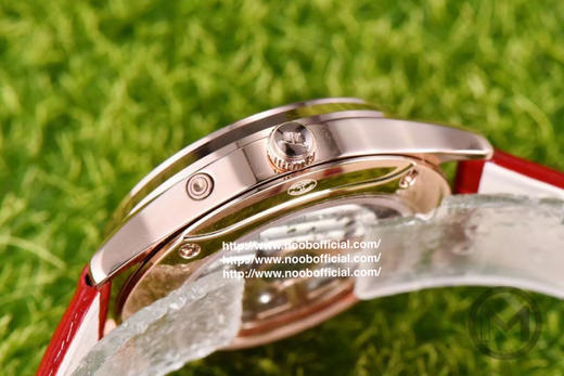 星月交辉 积善成家
IM新晋女神——积家月相大师 字面采用高温纯银镀铬尽显女神肤色光泽，太妃型指针犹如女神芊芊玉指点缀在镀银表盘优雅高贵，18*16mm蓝/红色表带 商品图1