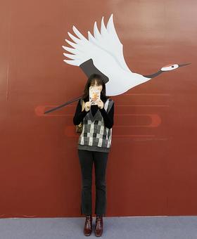  这款格纹背心搭配“神裤”，十分显高显瘦呀！