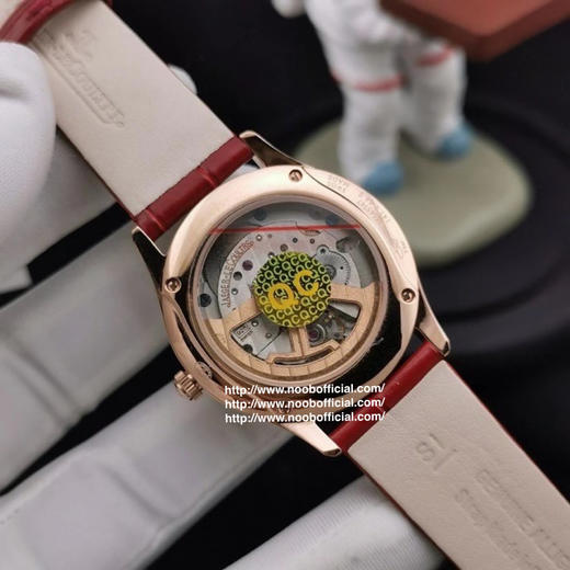 星月交辉 积善成家
IM新晋女神——积家月相大师 字面采用高温纯银镀铬尽显女神肤色光泽，太妃型指针犹如女神芊芊玉指点缀在镀银表盘优雅高贵，18*16mm蓝/红色表带 商品图9