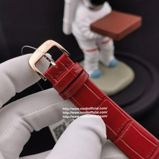 星月交辉 积善成家
IM新晋女神——积家月相大师 字面采用高温纯银镀铬尽显女神肤色光泽，太妃型指针犹如女神芊芊玉指点缀在镀银表盘优雅高贵，18*16mm蓝/红色表带 商品图7