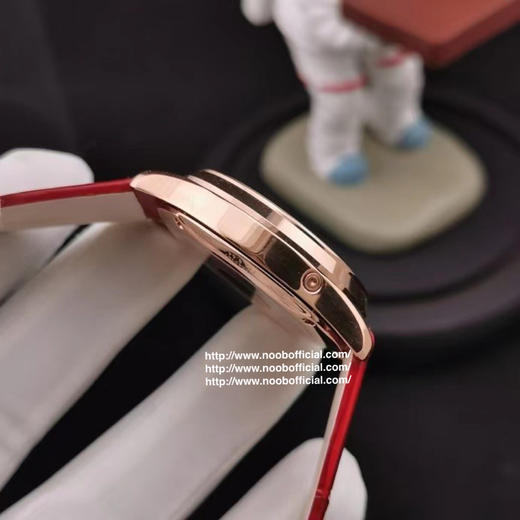 星月交辉 积善成家
IM新晋女神——积家月相大师 字面采用高温纯银镀铬尽显女神肤色光泽，太妃型指针犹如女神芊芊玉指点缀在镀银表盘优雅高贵，18*16mm蓝/红色表带 商品图10