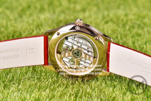 星月交辉 积善成家
IM新晋女神——积家月相大师 字面采用高温纯银镀铬尽显女神肤色光泽，太妃型指针犹如女神芊芊玉指点缀在镀银表盘优雅高贵，18*16mm蓝/红色表带 商品图4